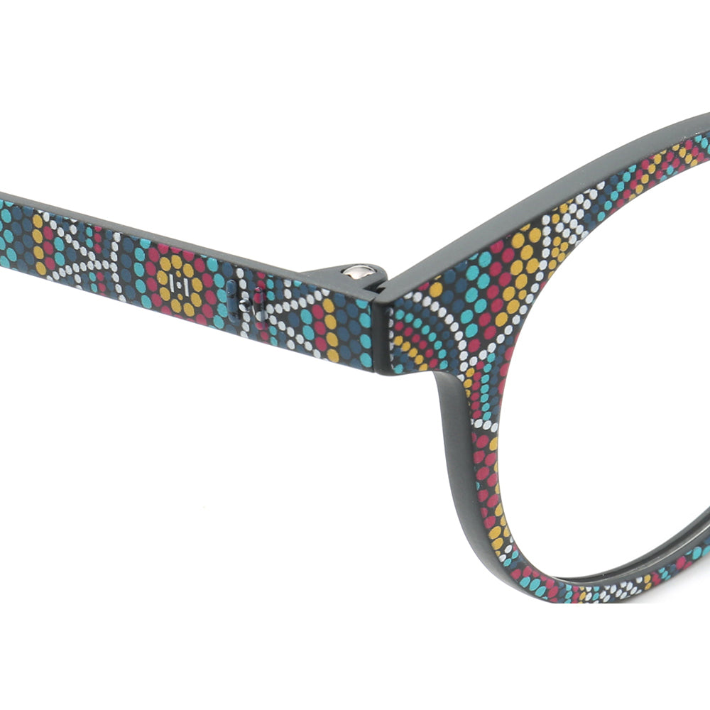 Outer hinge of geometric patterned eyeglasses